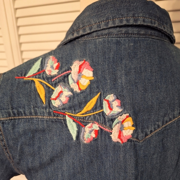 Levi's Soft Denim Short Sleeve Embroidery Button-Up Shirt XS *D2 - Picture 5 of 6